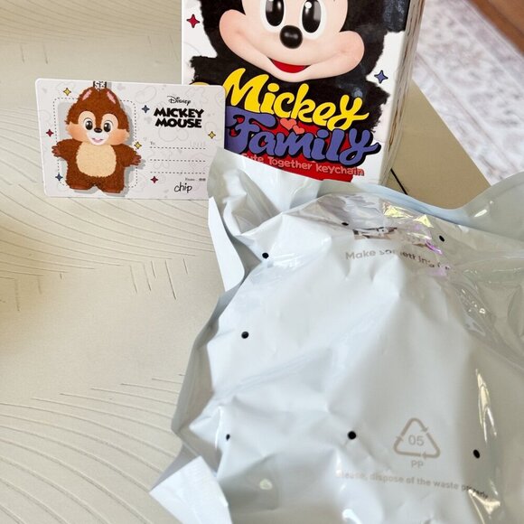 Pop Mart x Disney Mickey Family – Chip Keychain Figure (New in Box) - Picture 3 of 8